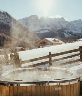 Steaming hot tub in Longiarú